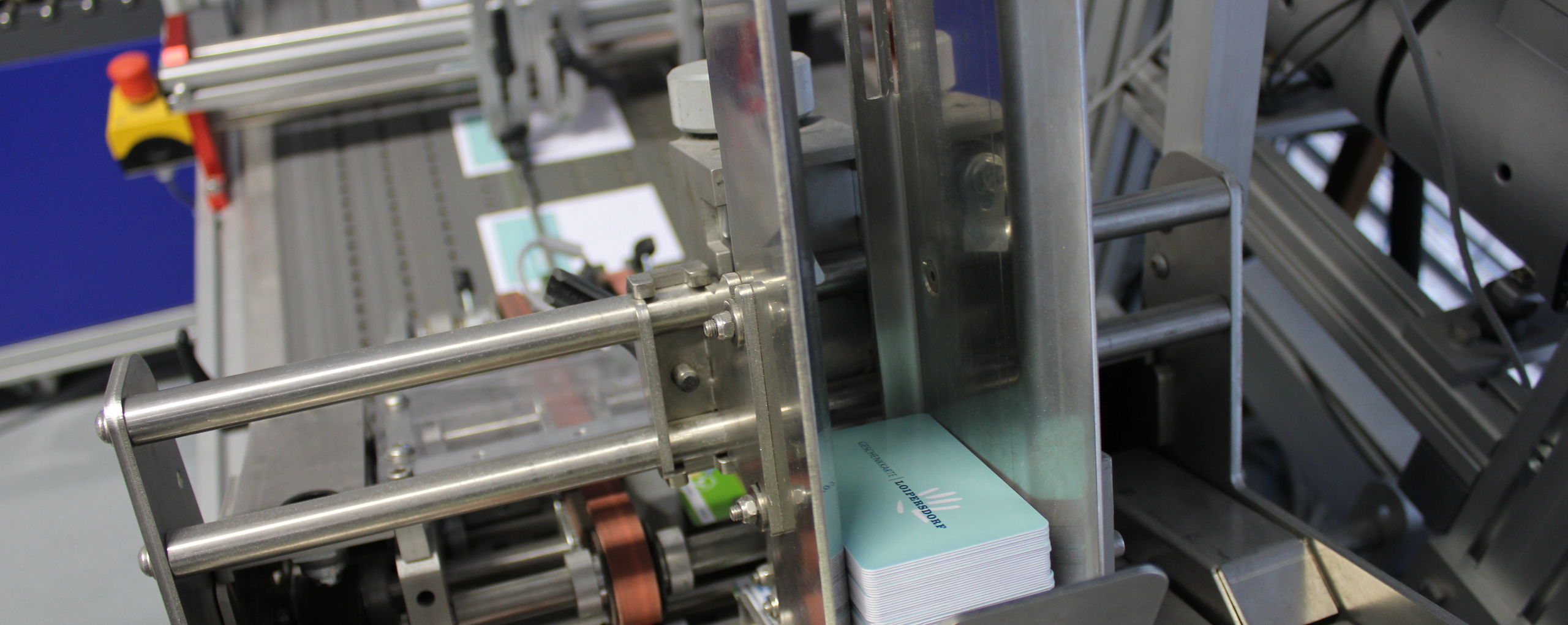 Aufspenden von Kunststoffkarten auf ein Printprodukt