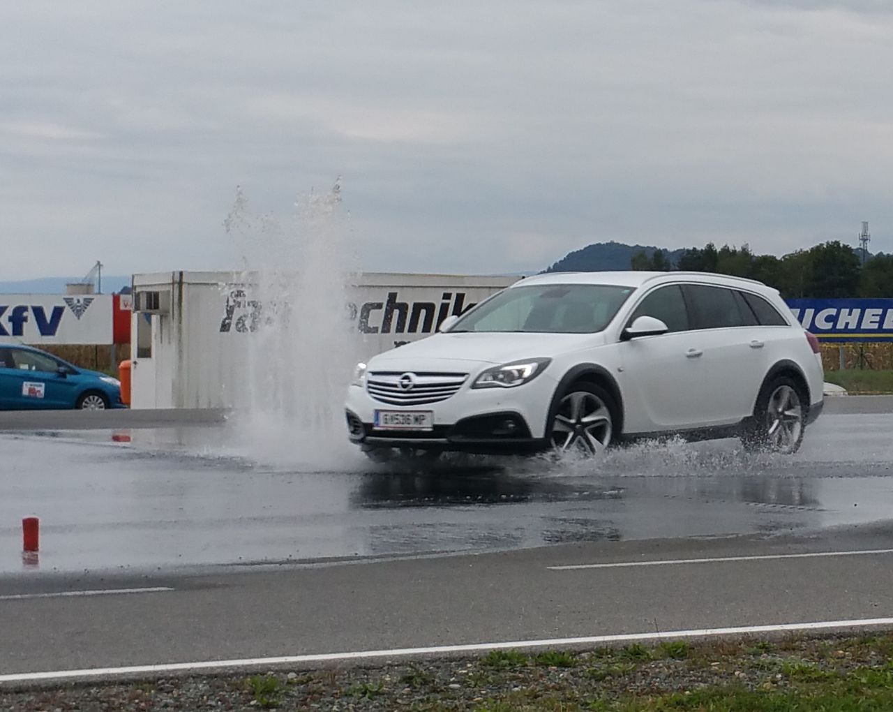 Ein weißes Auto rast in eine Wasserwand!
