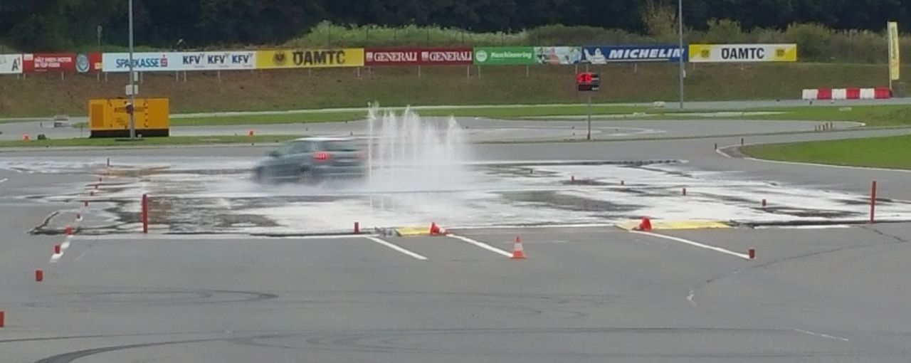 Ein Mitarbeiter beim Fahrsicherheitstraining auf der Schleuderplatte.